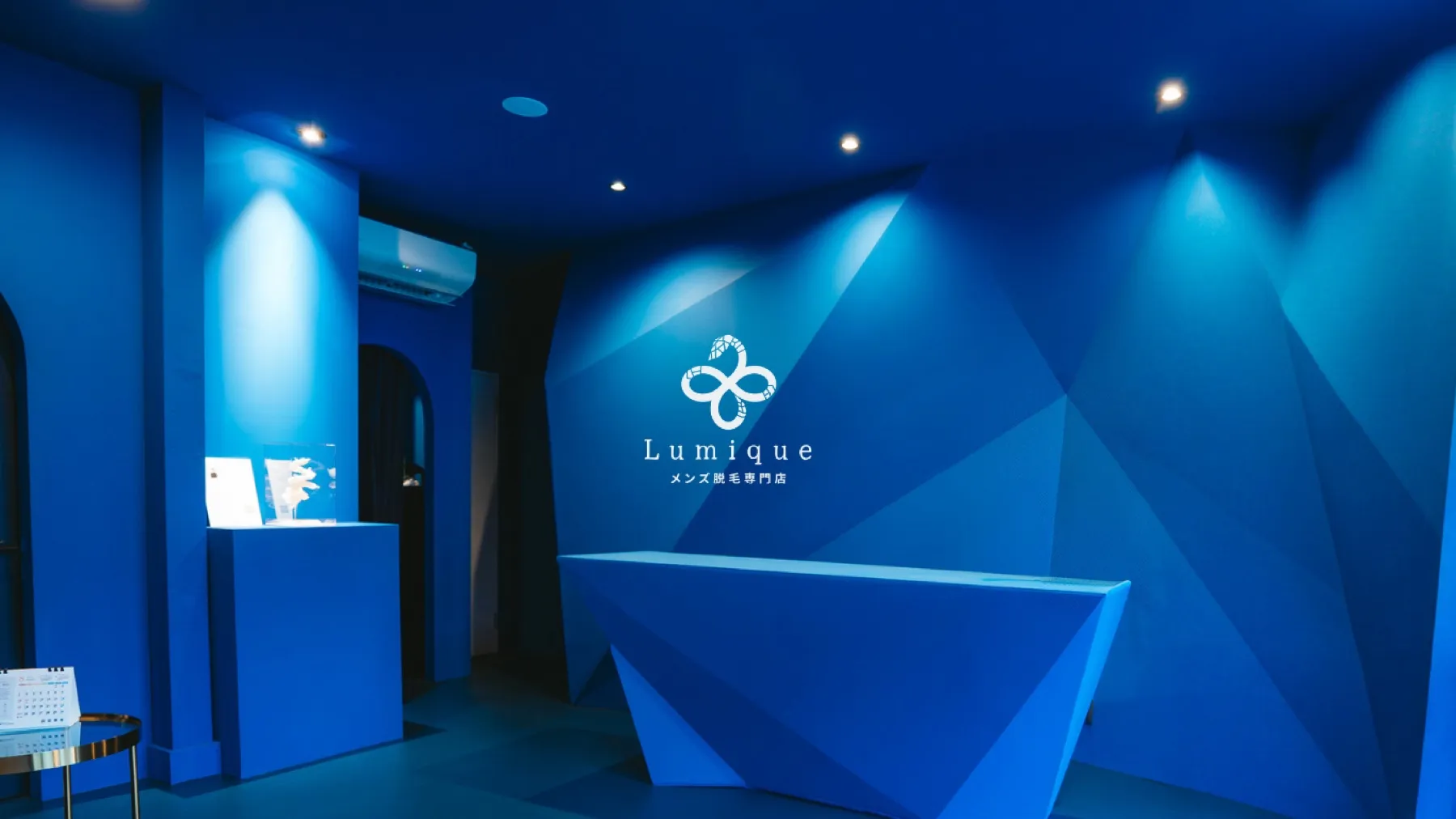 Lumiqueの受付。青を基調とした静かな店内